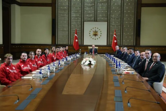 Cumhurbaşkanı Erdoğan, şampiyon sporcuları Külliye'de kabul etti